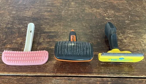 わが家で使っているラブラドール用抜け毛ブラシ
