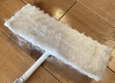 ラブラドールの毛がたくさんからまっている掃除後のモップ